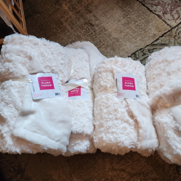 White plush throw from ulta - Picture 2 of 2